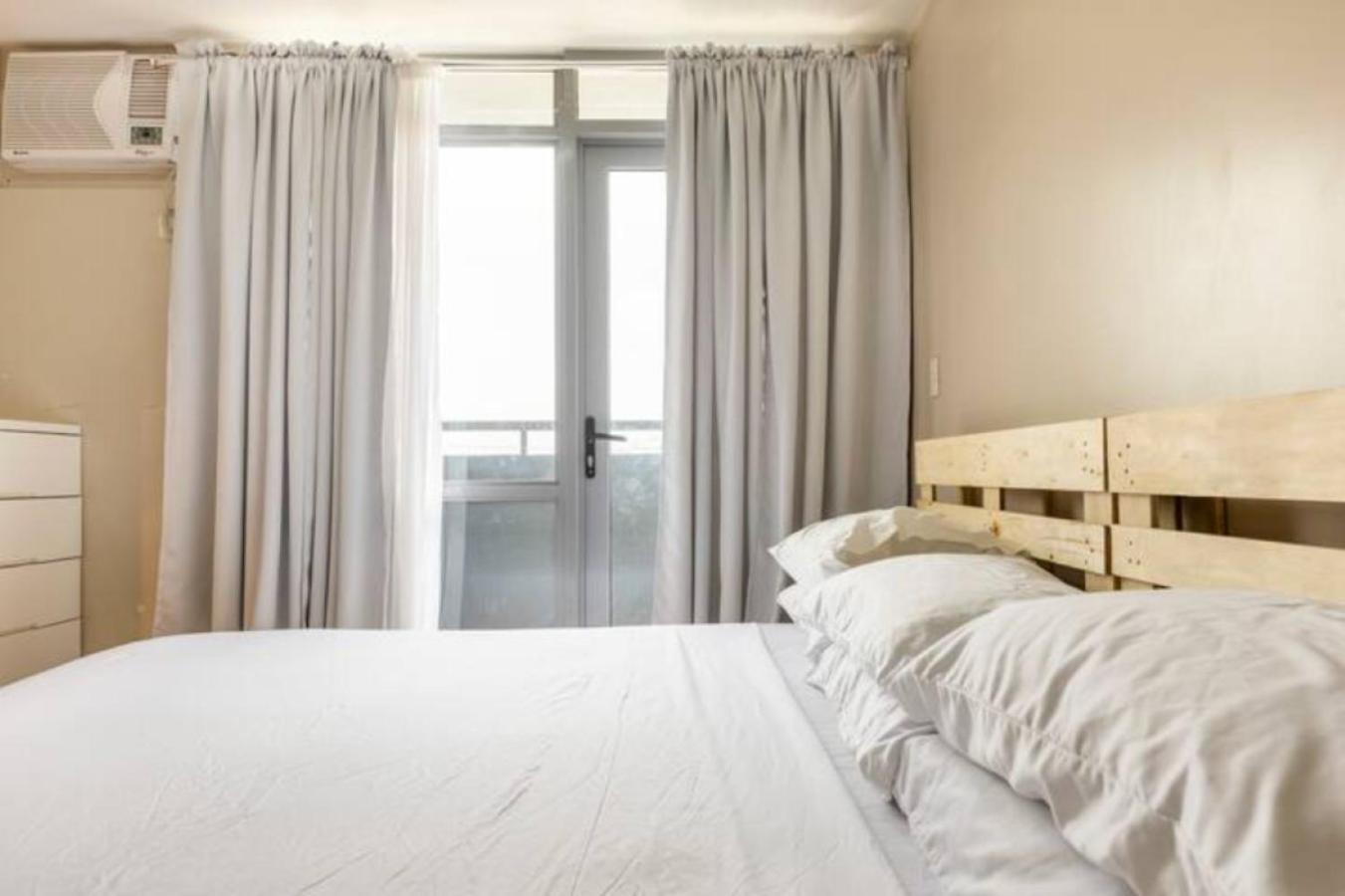 Great View With Balcony In Araneta Center Apartment Manila Ngoại thất bức ảnh